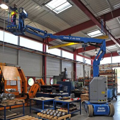 Bleu Genie boom lift working
